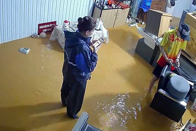 Mưa lớn gây ngập úng nhà dân tại thị trấn Na Hang, huyện Na Hang, tỉnh Tuyên Quang.