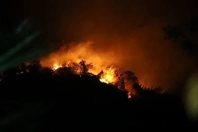 Xuyên đêm khống chế cháy rừng tại Tuyên Quang. Ảnh: ĐỨC THẮNG