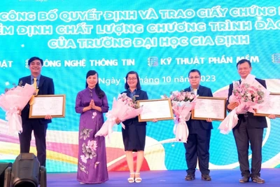 Các thầy cô đón nhận Giấy chứng nhận kiểm định chất lượng chương trình đào tạo.