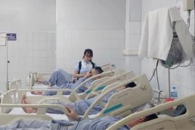 Các công nhân bị thương đang được chăm sóc tại Bệnh viện Đa khoa tỉnh Quảng Ninh. Ảnh: TTXVN