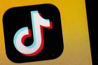 Biểu tượng ứng dụng TikTok trên màn hình điện thoại di động. (Ảnh: Kyodo/TTXVN)