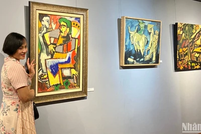 Công chúng yêu mến tranh của họa sĩ Phạm Lực đến thưởng lãm. 