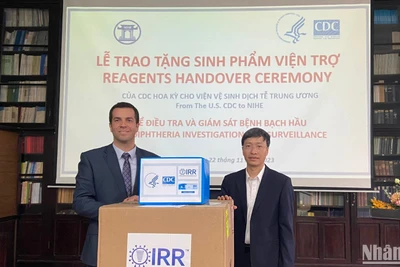 Viện Vệ sinh dịch tễ Trung ương tiếp nhận các sinh phẩm bạch hầu do Trung tâm Dự phòng và Kiểm soát bệnh tật Hoa Kỳ viện trợ.