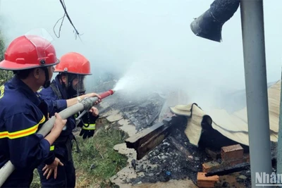 Lực lượng chức năng triển khai chữa cháy.