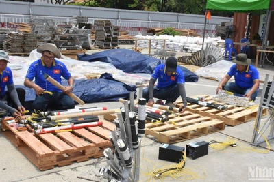 Đội Việt Nam tất bật chuẩn bị cho đêm khai mạc Lễ hội pháo hoa quốc tế Đà Nẵng 2024 với chủ đề “MADE IN UNITY” - Kết nối toàn cầu, rạng rỡ năm châu. (Ảnh ANH ĐÀO)