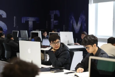 Tân sinh viên trúng tuyển vào Đại học Quốc gia Hà Nội từ khóa 2025 sẽ được đào tạo học phần “Nhập môn công nghệ số và ứng dụng trí tuệ nhân tạo”.