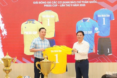 Tổng Biên tập Tạp chí Gia đình Việt Nam Hồ Minh Chiến giới thiệu áo thi đấu Giải Press Cup lần thứ 9. (Ảnh: TIẾN ĐẠT)