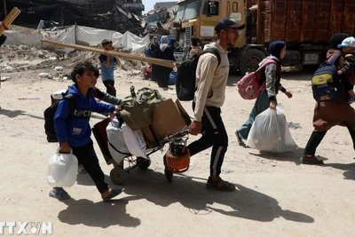 Người dân di dời khỏi Shuja'iyya, khu lân cận thành phố Gaza. (Ảnh: THX/TTXVN)