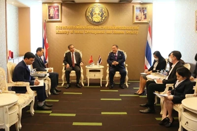 Buổi làm việc giữa Bộ trưởng Phát triển xã hội và An ninh con người Thái Lan Chuti Krairiksh và Đại sứ Phan Chí Thành.