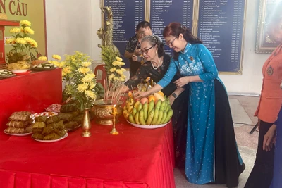 Bà con kiều bào thành kính dâng hương tưởng nhớ các Vua Hùng.