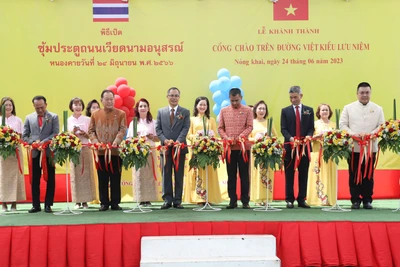 Lễ cắt băng khánh thành công trình.