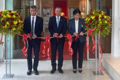 Cắt băng khánh thành Trung tâm Việt Nam học tại trường Đại học Hoàng gia Udon Thani.