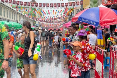 Người dân và du khách tham gia hoạt động té nước trong Tết Songkran ở Bangkok, Thái Lan. (Ảnh: TUẤN ANH)