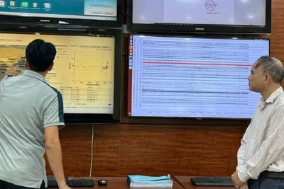 Các cán bộ của Trung tâm Báo tin Động đất và cảnh báo sóng thần (Viện Vật lý Địa cầu) theo dõi các trận động đất trên hệ thống.