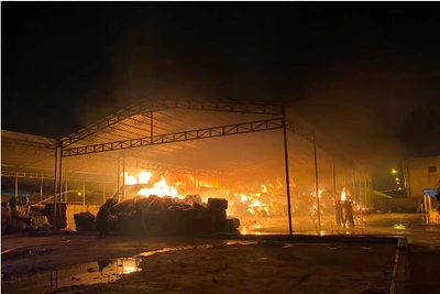 Các lực lượng đang tích cực chữa cháy.