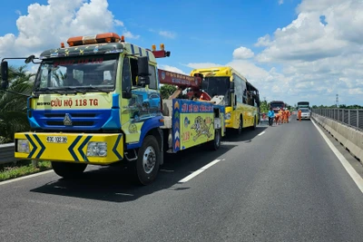 Cháy xe khách giường nằm trên cao tốc Trung Lương-Mỹ Thuận