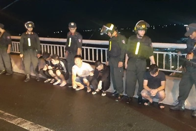 Lực lượng công an bắt giữ các đối tượng.