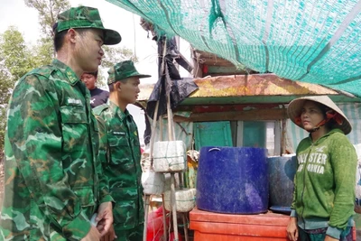 Bộ đội Biên phòng Tiền Giang tuyên truyền để người dân cảnh giác với các loại tội phạm ma túy. (Ảnh: ĐOÀN PHÁT)