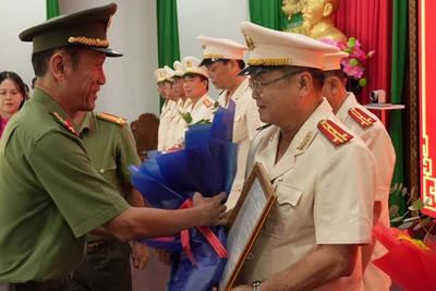 Đại tá Nguyễn Văn Nhựt, Giám đốc Công an tỉnh Tiền Giang trao Quyết định cho các đồng chí nghỉ công tác hưởng chế độ hưu trí.