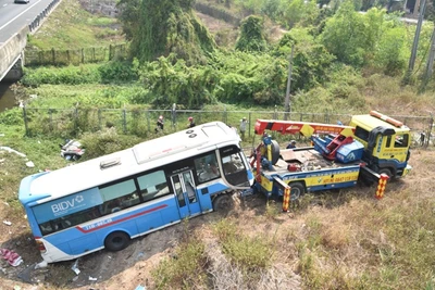 Hiện trường nơi xe khách bị lật.