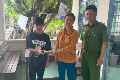 Dưới sự chứng kiến của Công an xã, em Nhân đã trao lại số tiền cho bà Nhanh bị đánh rơi trước đó. 