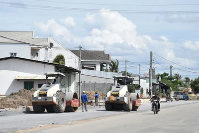 Một số phương tiện thi công trên dự án.