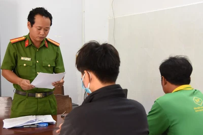 Cơ quan Cảnh sát điều tra Công an huyện Gò Công Tây tống đạt quyết định khởi tố vụ án. 