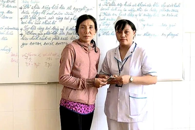 Điều dưỡng Nông Thị Mỹ Tiên trao trả lại số tiền cho gia đình người bị đánh rơi. 
