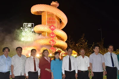 Các đại biểu chụp ảnh lưu niệm tại khu linh vật rắn ở đường hoa Quảng trường Hùng Vương.