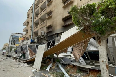 Một tòa nhà bị phá hủy do các cuộc đụng độ bạo lực ở thủ đô Tripoli của Libya. (Ảnh: Tân Hoa xã)