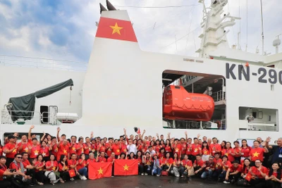 [Ảnh] Đoàn công tác 100 nhà báo của Hội Nhà báo Việt Nam thăm quân và dân huyện đảo Trường Sa