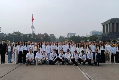 Các em học sinh tỉnh Irkutsk tham quan Lăng Chủ tịch Hồ Chí Minh.