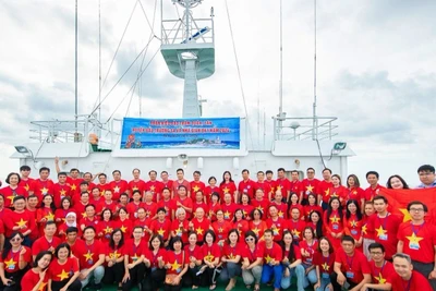 Đoàn kiều bào thăm quân, dân huyện đảo Trường Sa và nhà giàn DK1 năm 2024.