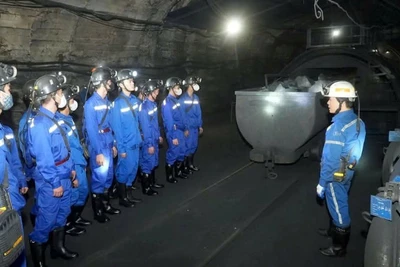 Học sinh Trường cao đẳng Than-Khoáng sản Việt Nam tham quan thực tế hiện trường sản xuất tại Công ty Than Mạo Khê-TKV.