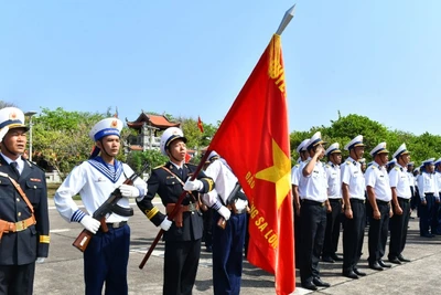 Lễ chào cờ trên đảo Trường Sa. (Ảnh: ĐĂNG KHOA)