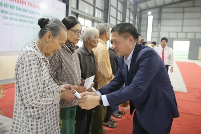 Ông Bùi Ngọc Dương, Bí thư Đảng ủy, Chủ tịch Hội đồng quản trị BSR tặng quà cho các hộ gia đình chính sách tại thị xã Quảng Trị.