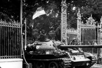 11 giờ 30 phút ngày 30/4/1975, xe tăng quân Giải phóng băng qua cánh cổng sắt, đánh chiếm Phủ Tổng thống ngụy Sài Gòn, sào huyệt cuối cùng của quân địch, kết thúc oanh liệt cuộc trường chinh 30 năm chống ngoại xâm của dân tộc. (Ảnh: Mai Hưởng/TTXVN]