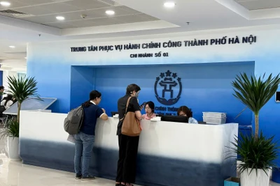 Công dân thực hiện thủ tục hành chính tại chi nhánh số 1, Trung tâm Phục vụ hành chính công thành phố Hà Nội. (Ảnh: DIỆU THƯƠNG)