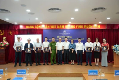 Các doanh nghiệp, tổ chức và cá nhân trao tặng sản phẩm công nghệ ứng dụng chuyển đổi số cho Trung tâm Phục vụ hành chính công. (Ảnh: DIỆU THƯƠNG)