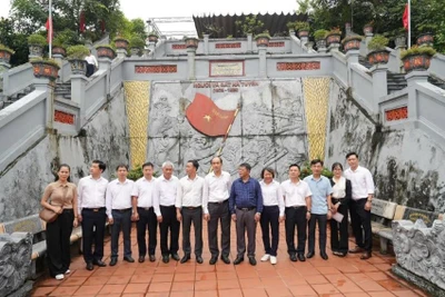 Đoàn Đại biểu thành phố Hà Nội đi thăm, dâng hương tại Điểm cao 468, xã Thanh Thủy, huyện Vị Xuyên, tỉnh Hà Giang năm 2024. (Ảnh: MINH THU)