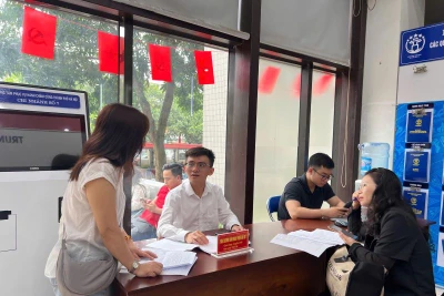 Cán bộ Trung tâm Phục vụ hành chính công - Chi nhánh số 7 hướng dẫn người dân hoàn thiện hồ sơ trước khi vào cửa tiếp nhận.