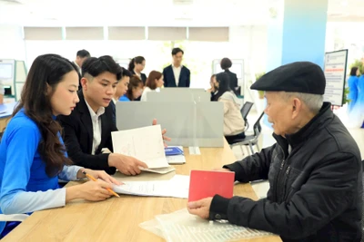 Người dân đến làm dịch vụ công trực tuyến tại Chi nhánh Trung tâm Phục vụ hành chính công Tây Hồ. (Ảnh: MAI HỮU)