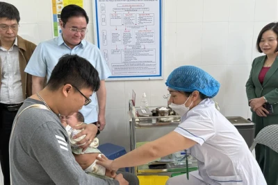 Tiêm vaccine phòng bệnh sởi cho trẻ em tại Trạm Y tế phường Phúc Lợi (quận Long Biên, Hà Nội).
