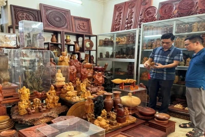 Làng nghề tiện gỗ Nhị Khê đem lại nhiều việc làm cho người lao động địa phương.