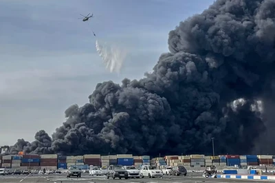 [Video] Nổ cảng tại Iran khiến hơn 1.200 người thương vong: Đám cháy bùng phát trở lại