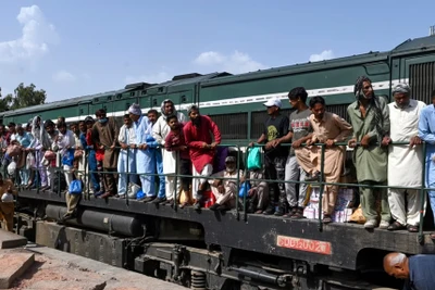 [Video] Nổ súng tấn công tàu hỏa chở 400 hành khách tại Pakistan