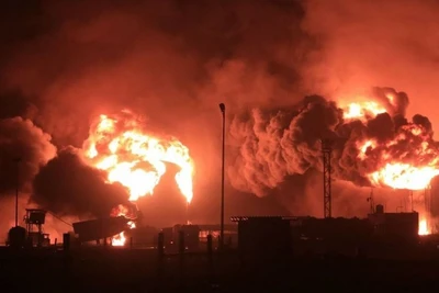 [Video] Cảng Hodeidah rực lửa: Israel phối hợp Mỹ không kích lực lượng Houthi 