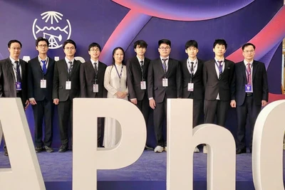 Từ trái qua phải ảnh: PGS,TS Đặng Đức Vượng - Phó Trưởng đoàn; Trần Lê Thiện Nhân, Lý Bá Khôi, Trần Trung Hiếu, Nguyễn Ngọc Phương Anh, Nguyễn Công Vinh, Trương Đức Dũng, Phan Quang Triết, Nguyễn Thế Quân; GS,TS Lục Huy Hoàng- Trưởng đoàn. 