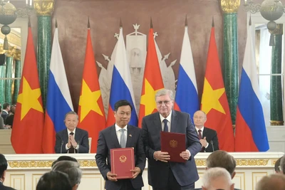 Giám đốc Đại học Quốc gia Hà Nội Lê Quân và Giám đốc Đại học Quốc gia Quan hệ Quốc tế Moskva (MGIMO) Anatoly Torkunov trao văn bản thỏa thuận hợp tác (Ảnh: VNU)