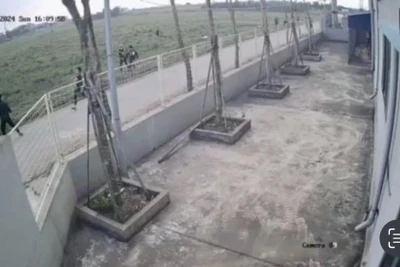 Hình ảnh trích xuất từ camera cho thấy nạn nhân bị nhiều thanh, thiếu niên truy đuổi, đánh hội đồng.